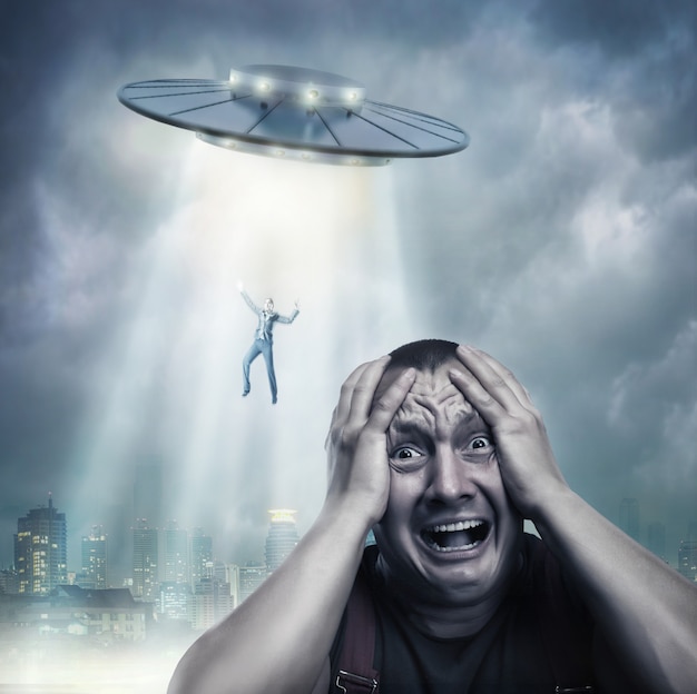 Photo adult man scared by ufo