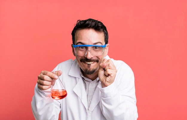 Foto concetto di studente di scienze dell'uomo adulto