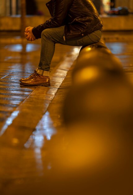 写真 雨の日の夜に街で座っている大人の男 マドリード スペイン