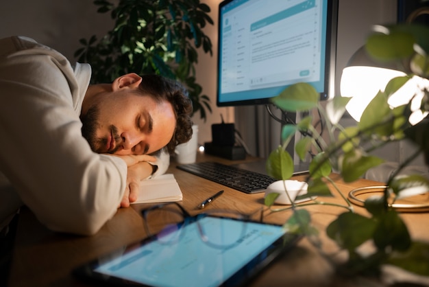 Foto persona adulta che lavora a tarda notte da casa