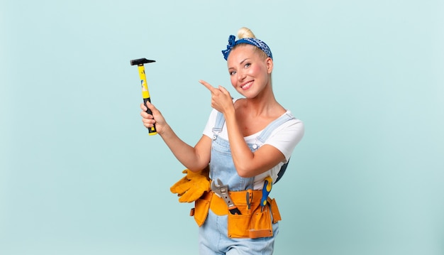 Foto donna graziosa adulta con un martello. concetto di riparazione