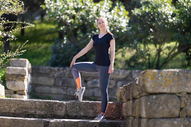 公園でスポーツ服を着た大人の笑顔の女性