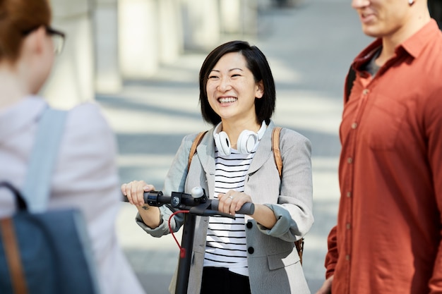 大学のキャンパスの成人学生