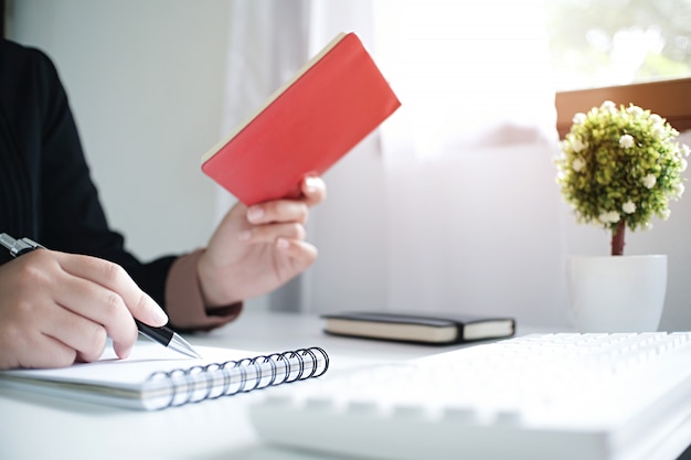 Studenti adulti che preparano insieme istruire il concetto della gestione dell'istruttore