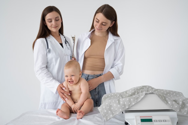 Foto adulto che si prende cura del peso del bambino