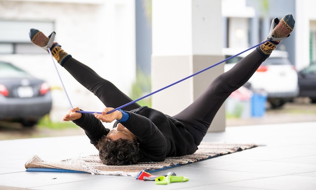 Foto donna adulta che fa yoga