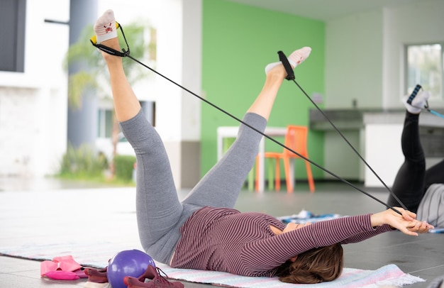 Photo adult woman doing yoga