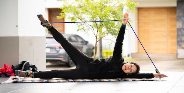 Foto donna adulta che fa yoga