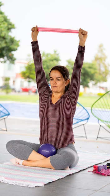 Foto donna adulta che fa yoga