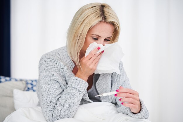 Donna adulta che si sente male e soffre di influenza a casa