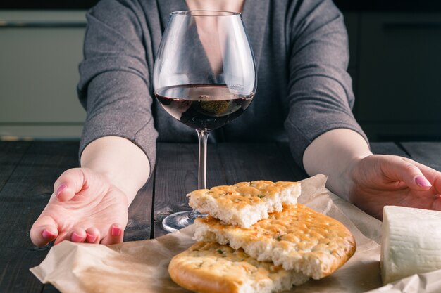 Photo adult woman and a glass of wine