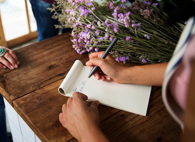 Nota di ordine di scrittura della mano della donna adulta