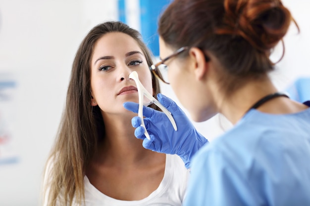 Donna adulta che ha una visita presso l'ufficio del medico femminile