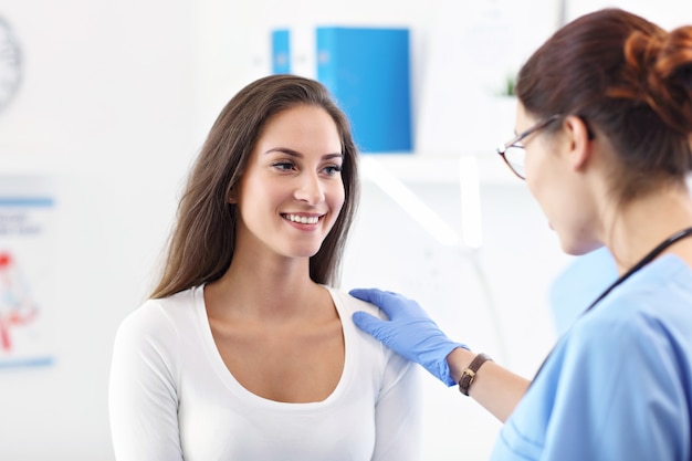 Donna adulta che ha una visita presso l'ufficio del medico femminile