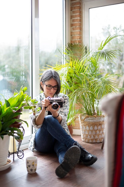 テキスト用のアナログ写真カメラスペースを使用して自宅で大人の女性
