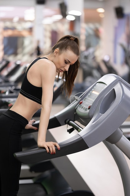 Photo adult woman running on treadmill