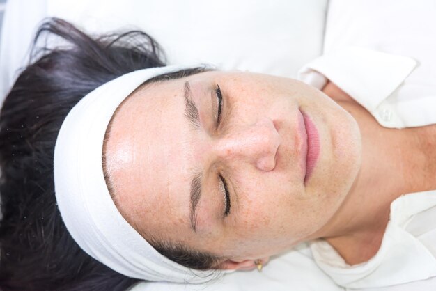 Photo adult woman seen from above in a spa center close up of face