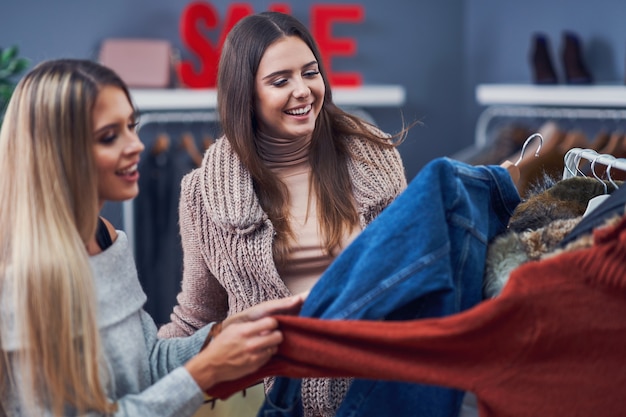 秋の都心で服を買う大人の女性