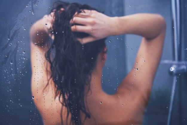 Photo adult woman under the shower in bathroom