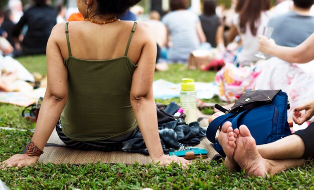 Foto una donna adulta seduta e pic-nic nel parco