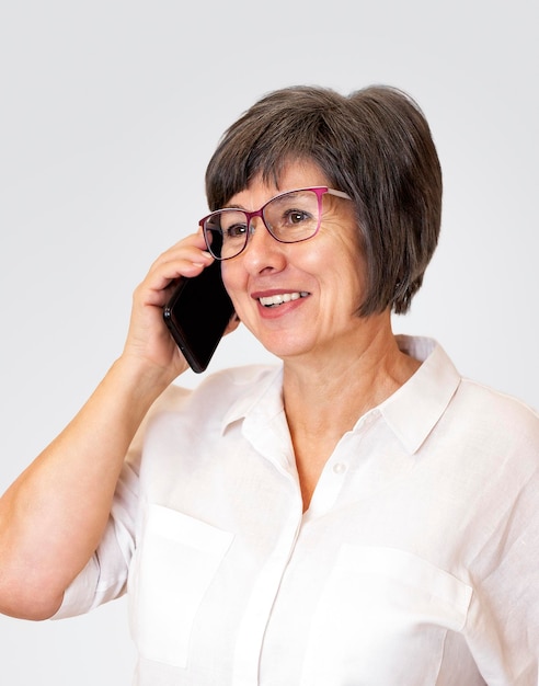 взрослая женщина разговаривает по телефону крупным планом