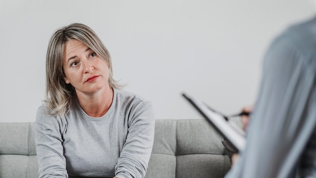 Photo adult woman at therapy session