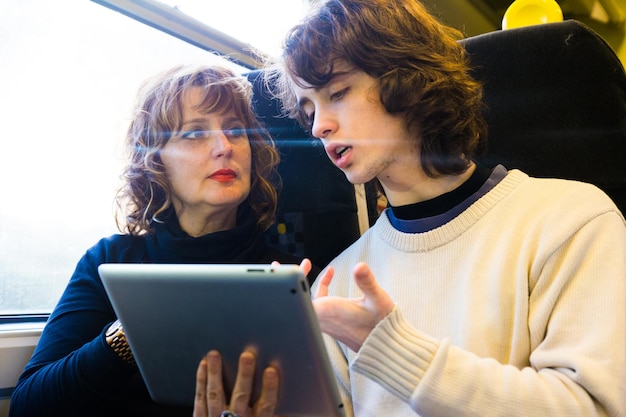 Foto donna adulta con figlio sul treno