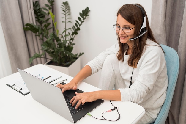 Photo adult woman working from home