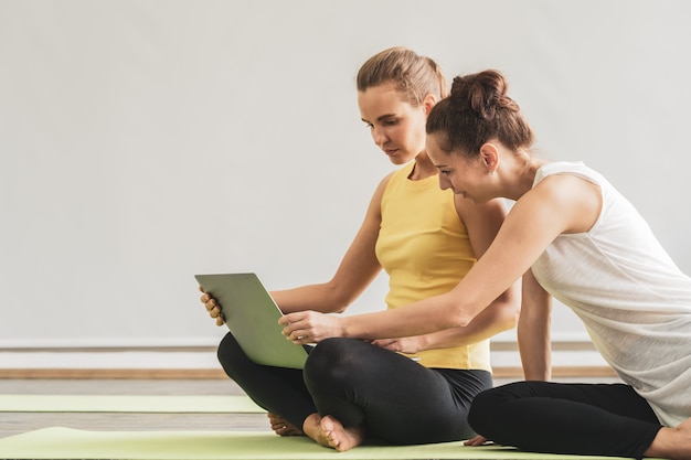 Foto donne adulte che passano in rassegna insieme un computer portatile