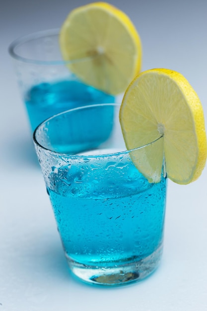 大人は ⁇ 酒を飲んで楽しむためにナイトクラブに行きます ⁇ 