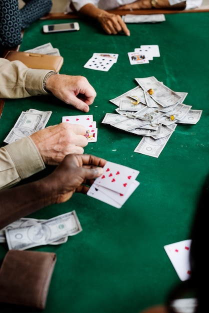 Photo adults socialising and playing cards