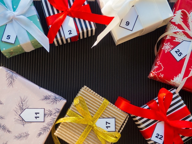 Фото Рождественский календарь с маленькими подарками крупным планом