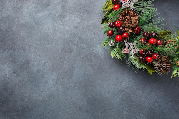 Corona della porta di natale dell'avvento con decorazioni festive