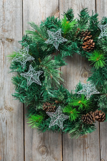 Corona di porta in legno di natale dell'avvento con decorazioni festive