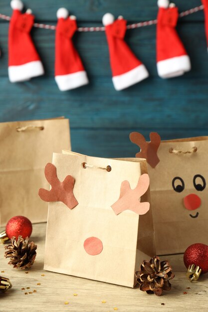 Adventskalender geschenken en kerstaccessoires op houten tafel.