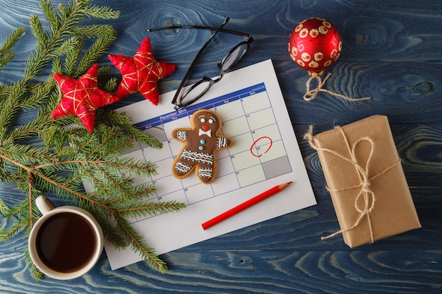 Adventskalender op blauwe tafel