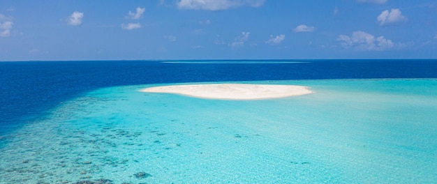 モルディブ環礁島の海岸の青い海のラグーンの冒険風景海景空中写真