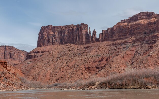 写真 コロラド川 (moab utah) の周辺に赤い岩の崖がありました