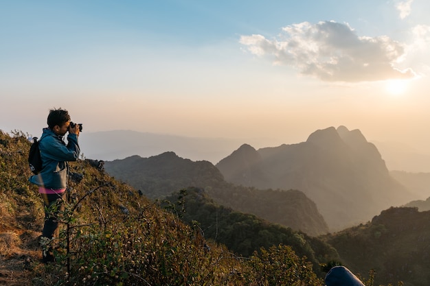 Приключенческие фотографы, фотографирующие горы и пейзаж в сумерках на закате в Дой Луанг Чианг Дао.