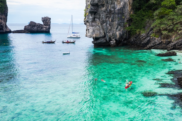 冒険スタイルこんにちは季節タイと外国の旅行旅行観光客ロングテールボートとドライブはサンゴを見ます