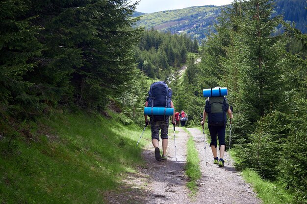 冒険旅行、観光、ハイキング、バックパックを背負って歩く人々のコンセプトグループ