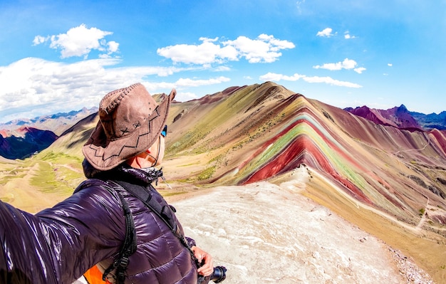 Vinicunca Peru의 Rainbow Mountain에서 셀카를 찍는 모험 여행자