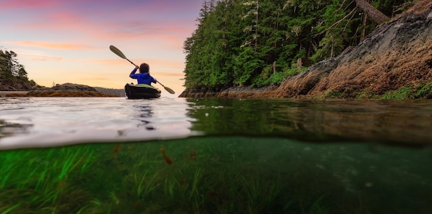 Photo adventure woman kayaking on west coast of pacific ocean