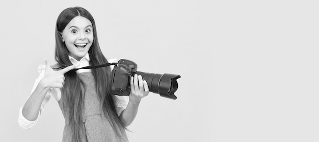 Рекламный фотограф новичок с современной камерой Детский фотограф с камерой горизонтальный плакат баннер с копировальным пространством
