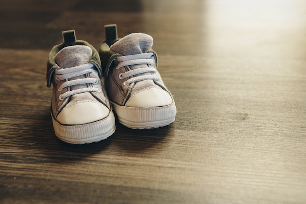 子供用の靴を宣伝する：スニーカーは床にあります