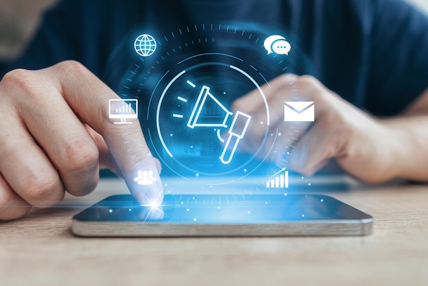 グローバルな貿易のためのツールとしての広告とマーケティング 人はホログラムでスマートフォンに触れます
