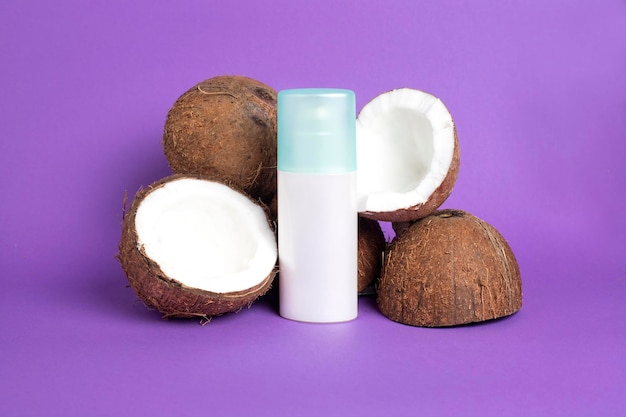 Рекламный шаблон для продукта по уходу за кожей. Косметический крем и кусочки кокоса на цветном фоне.