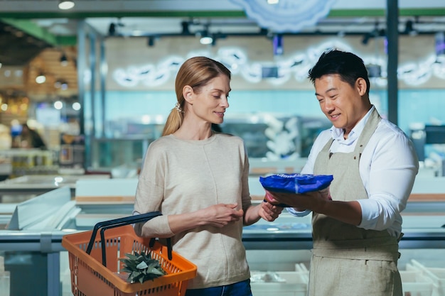 Adviseur in een supermarkt een jonge mooie vrouw wil diepvriesproducten in de winkel kopen en