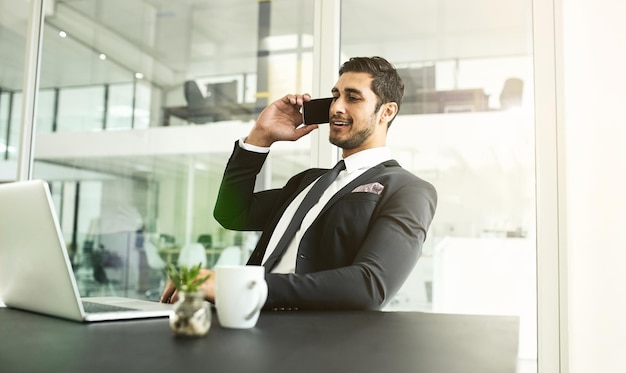 Adviseur laptop en telefoongesprek met zakenman voor beleid financieringsvoorschriften en compliance officer Contact technologie en communicatie met persoon bij verzekeringsmaatschappij voor risicomanagement