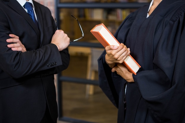 Advocaat die een wetsboek in bureau houdt